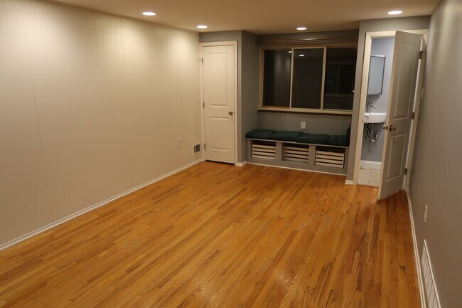 Rincón de la sala de estar (armario a la izquierda y medio baño a la derecha) - 1714 Fair Acres Ave