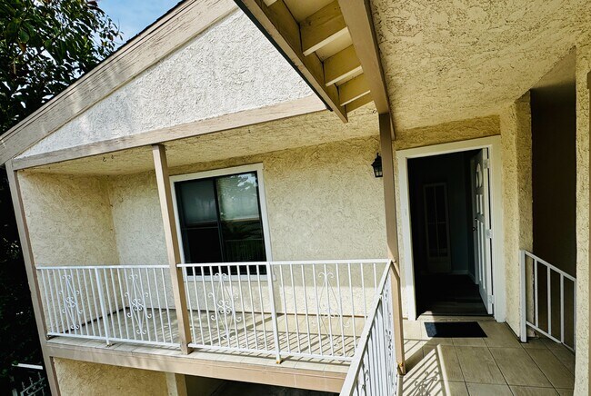 Puerta exterior - 1551 Yale St