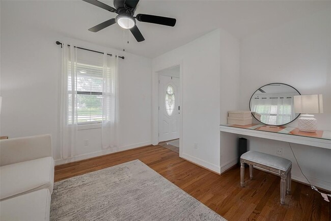 Building Photo - 8057 Ridgeview Dr