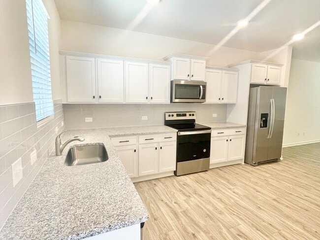 Foto del edificio - Three bedroom 2 1/2 bath corner unit townh...
