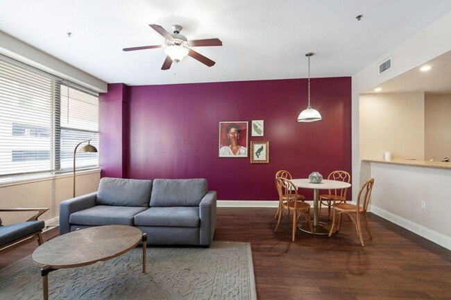 Building Photo - 925 Common St