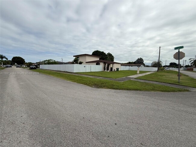 Foto del edificio - 10865 Gibson Dr