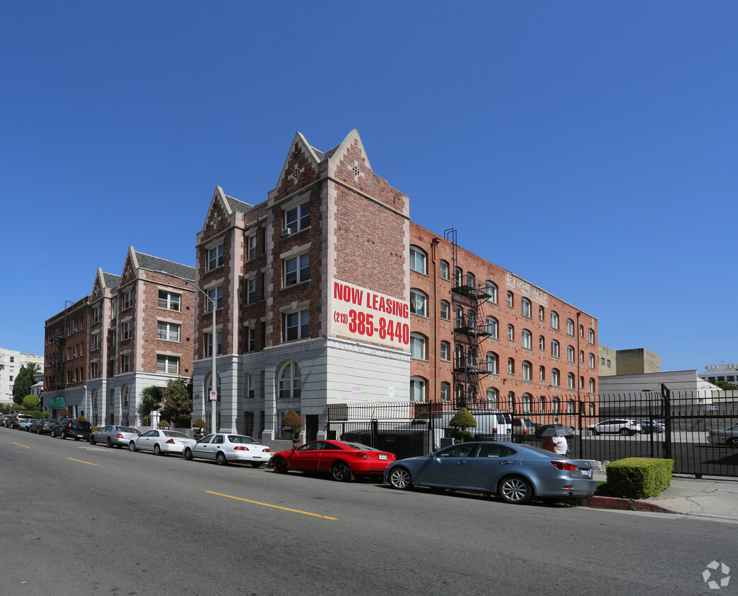 Building Photo - The Townhouse Apartments