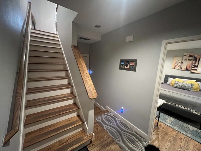 Foto del edificio - 2411 N Hall St