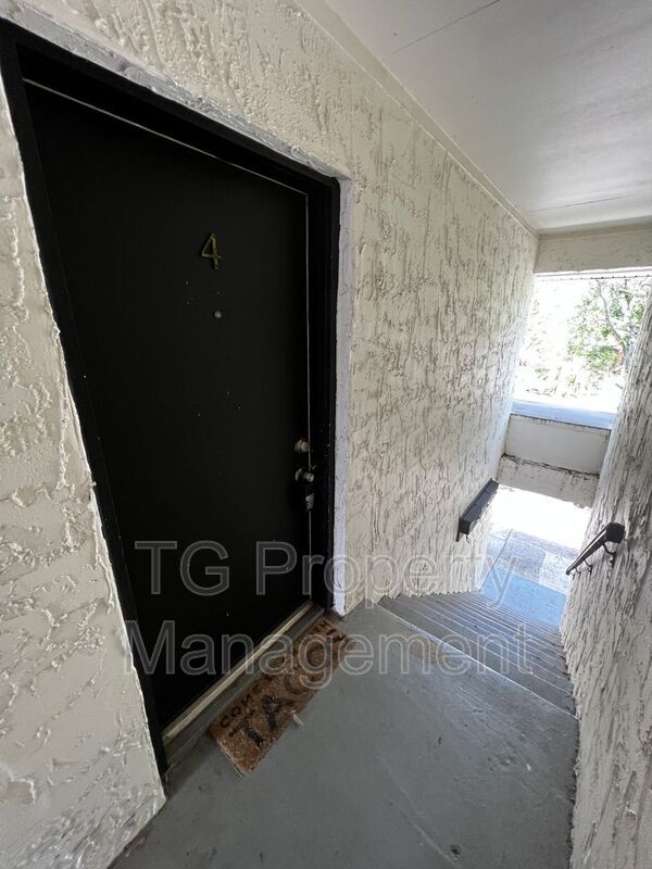 Foto del edificio - 402 Lower 8th Ave