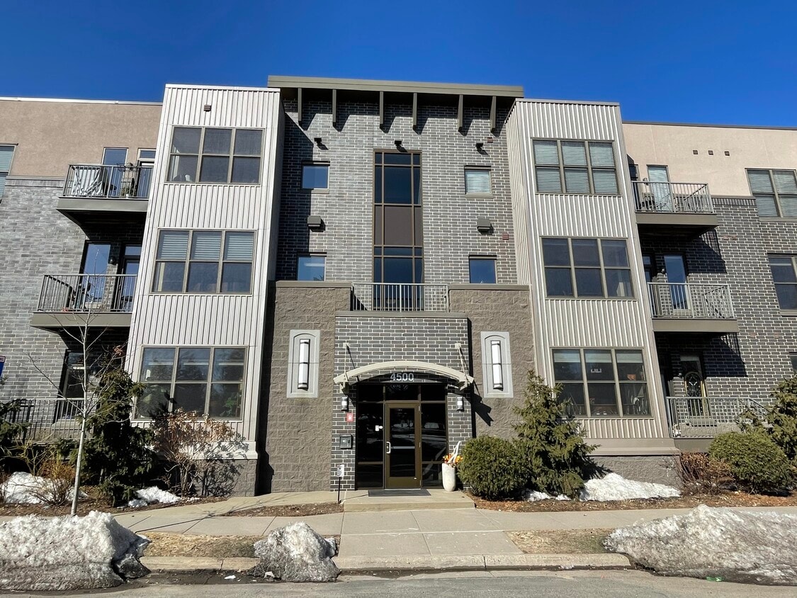 Primary Photo - 4500 Chicago Ave