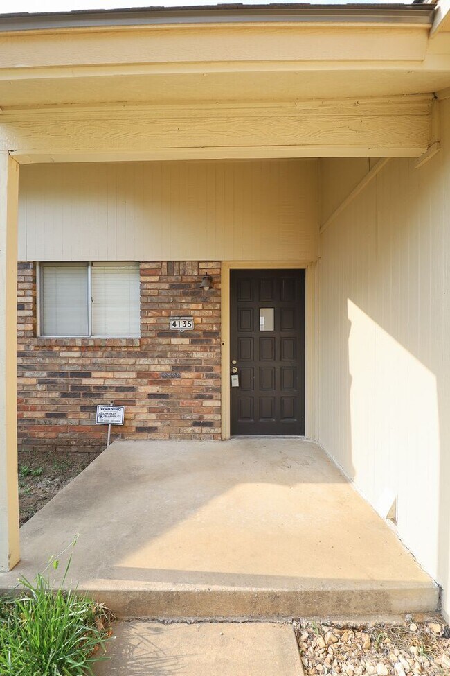 Foto del edificio - Spacious 3 bed / 2 bath duplex, Well maint...