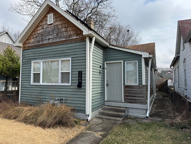 Building Photo - Fountain Square 3 Bed 2 Bath with fenced in backyard