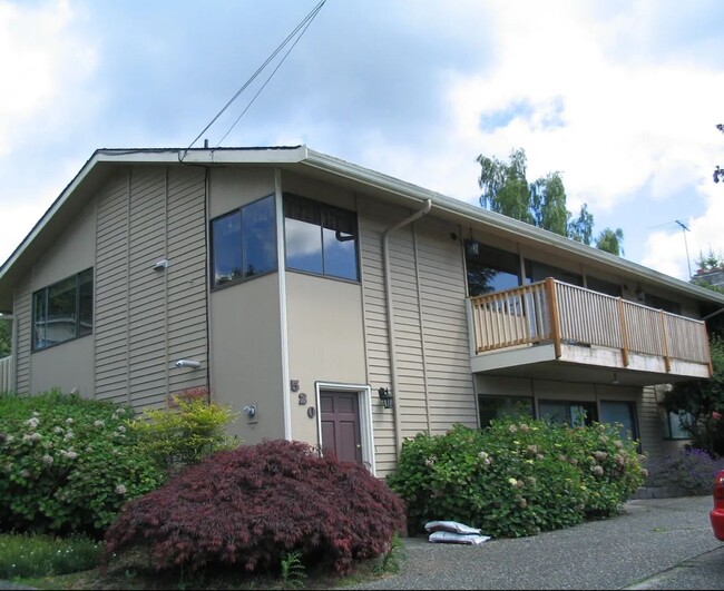 Building Photo - 2 bedroom 1 bath daylight basement unit in...