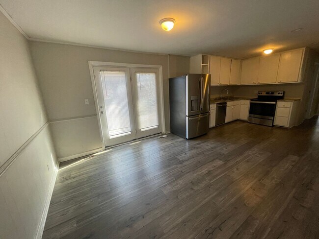 Building Photo - 3 Bedroom 1 Bathroom Home Available!
