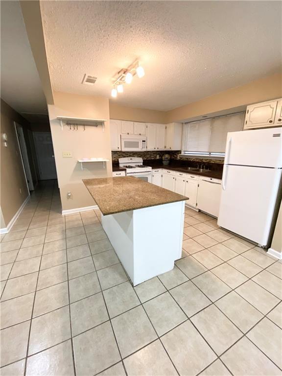Building Photo - New On Market