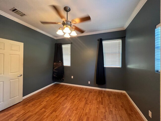 Building Photo - CHARMING HIGHLAND DUPLEX (UPSTAIRS UNIT)