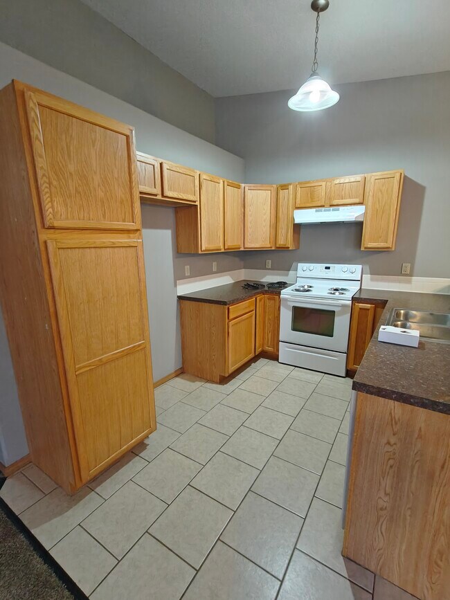 Building Photo - 212 S Queen Cir