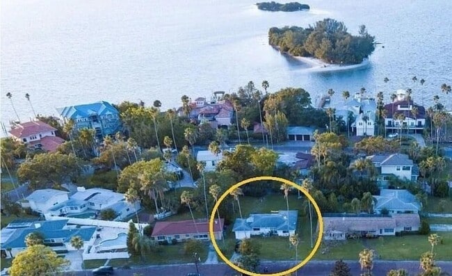 Building Photo - 1790 Santa Barbara Dr