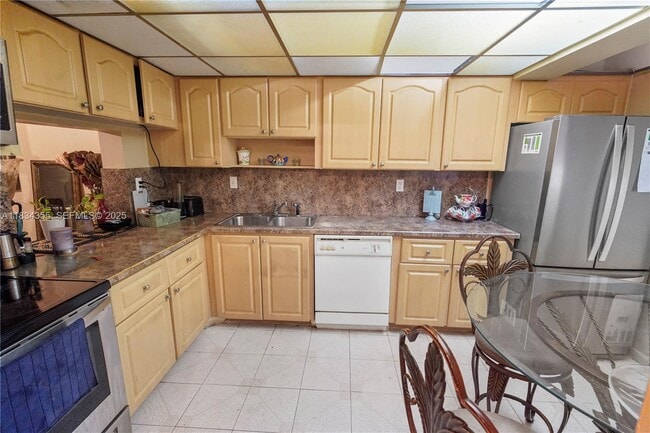 Foto del edificio - 6556 Racquet Club Dr