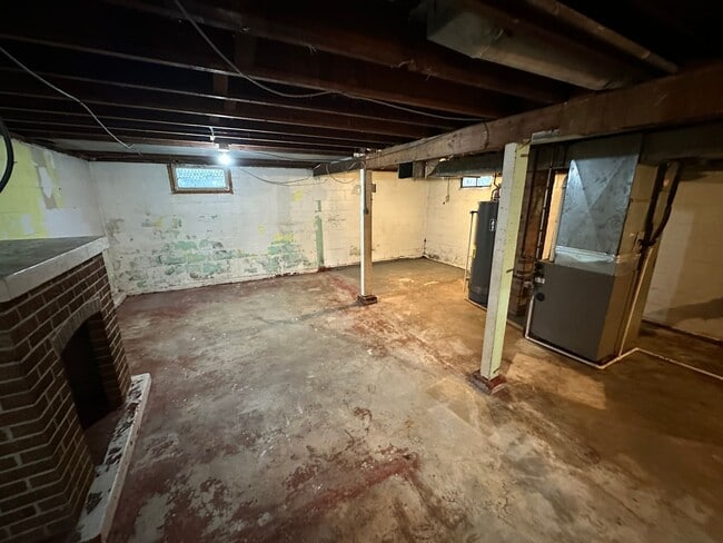 Building Photo - 2 bedroom 1 bath home with central air