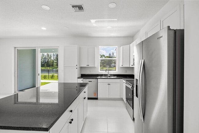 Foto del edificio - 4520 Longwood Lk Sq