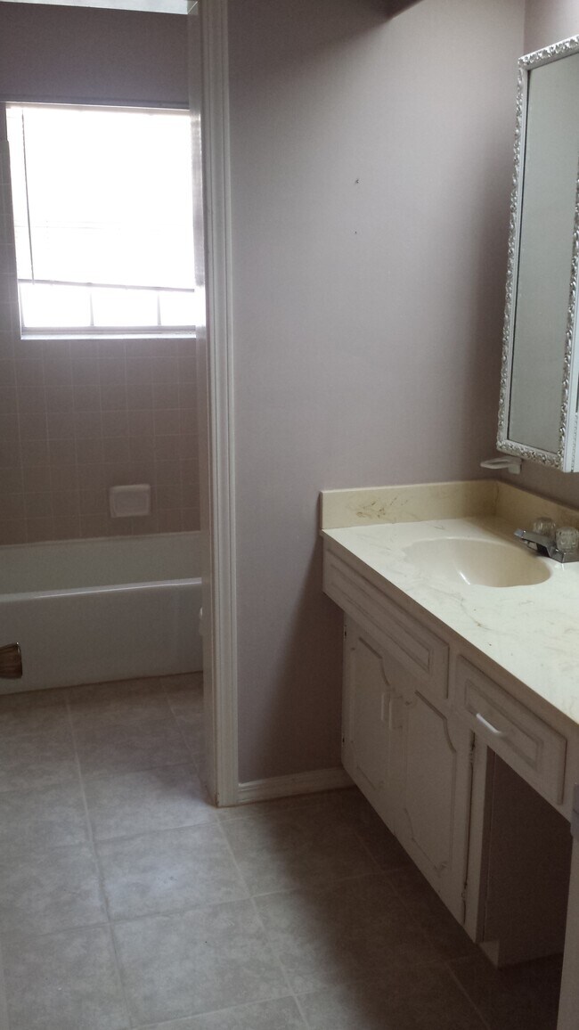 Bathroom - 184 Pomeroy Dr