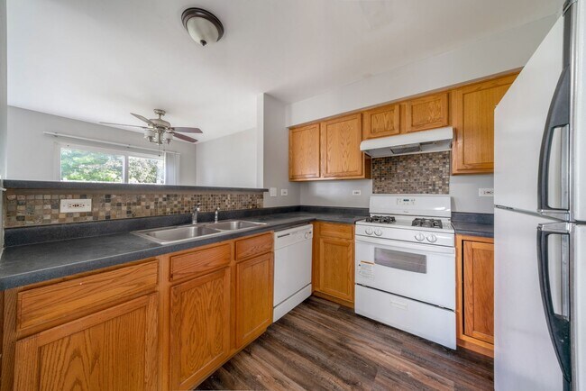 Foto del edificio - Beautiful 3 Bedroom 2 Bath Home in Lake in the Hills!