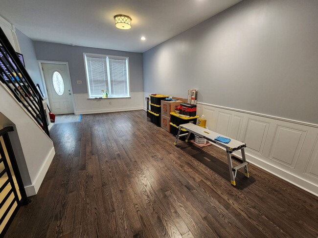 Building Photo - Beautiful bright modern 3 bed 1.5 bath hom...