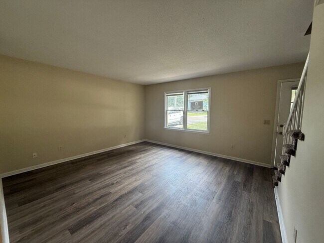 Foto del edificio - Coming Soon! Brick town home End unit! UPDATED! Freshly Painted/ New Flooring/Granite Counter Top...