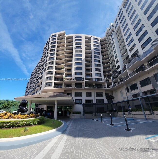 Building Photo - 540 Brickell Key Dr