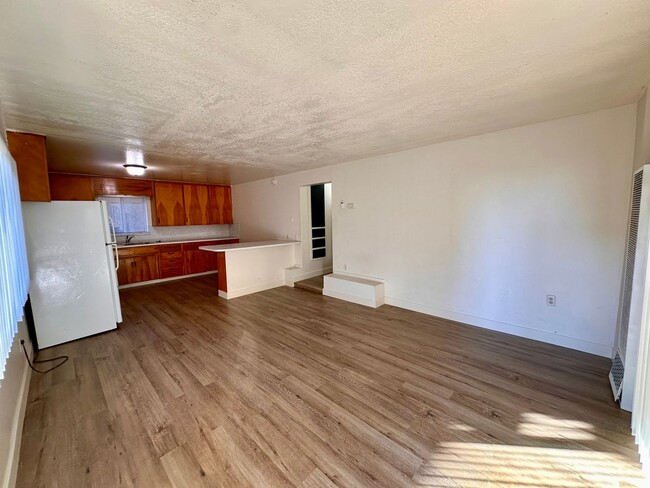Building Photo - ALL NEW FLOORING THROUGHOUT 1 BED 1 BATH U...