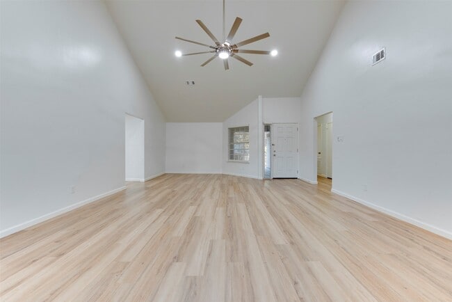 Foto del edificio - 15914 Barbarossa Dr