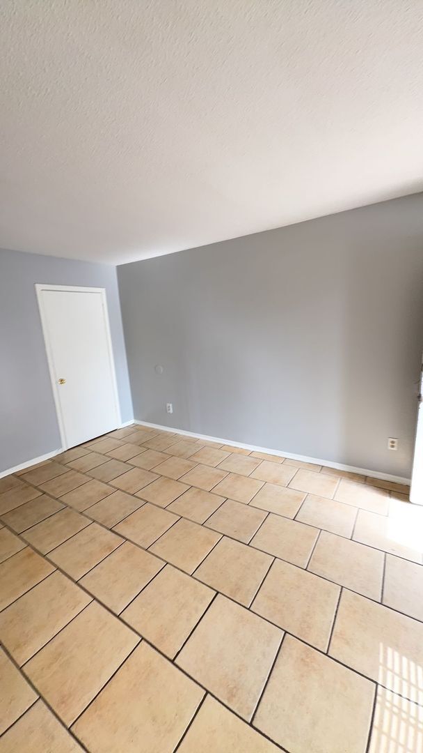 Foto del edificio - Spacious 3BR/2BA Duplex with Large Backyard – Memphis