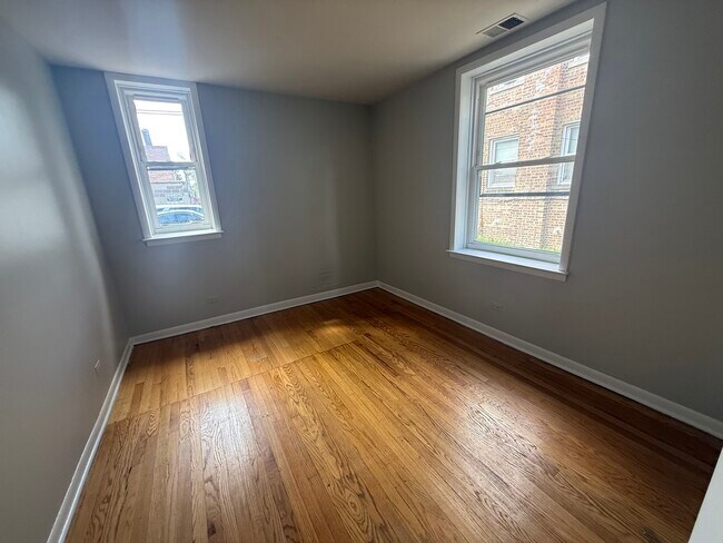Foto del edificio - 4811 W Warwick Ave