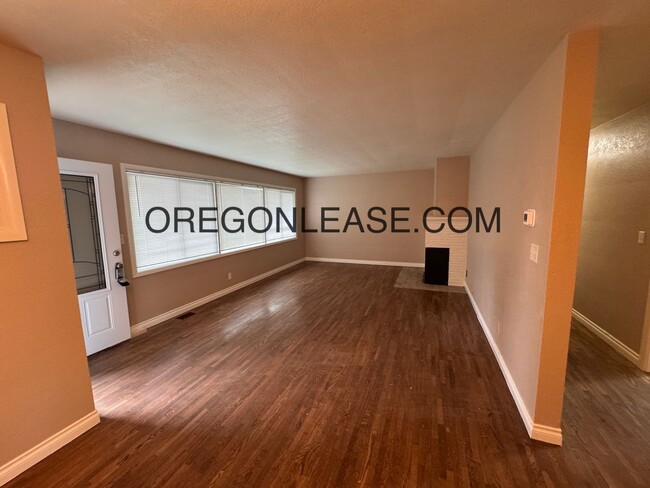 Building Photo - Newly remodeled Eugene 3 bedroom Home