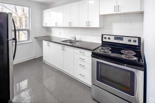 Building Photo - 2 Greentree Court