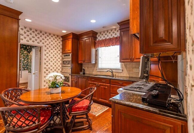 Foto del edificio - 7011 Fair Oaks Dr