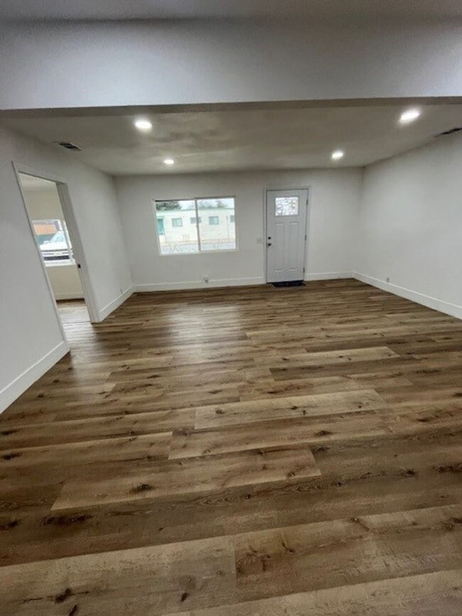 Foto del edificio - 916 N Mooney Blvd