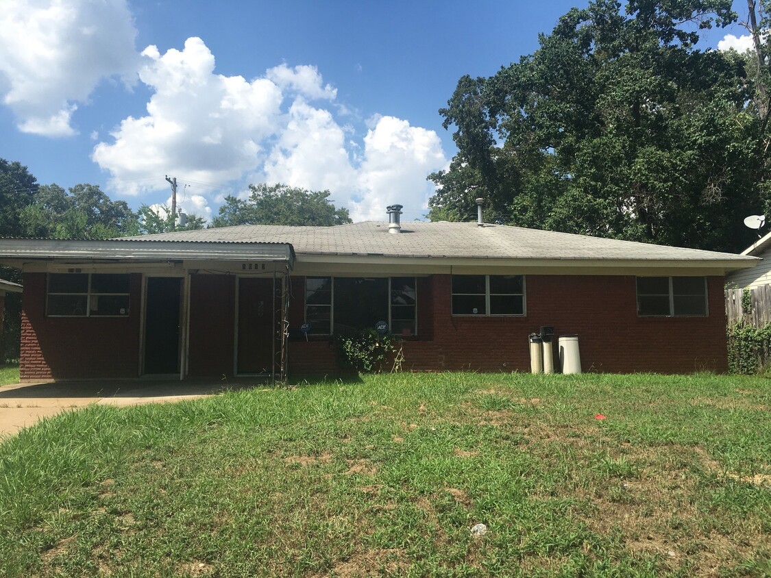 Primary Photo - 1015 Pine Tree Dr