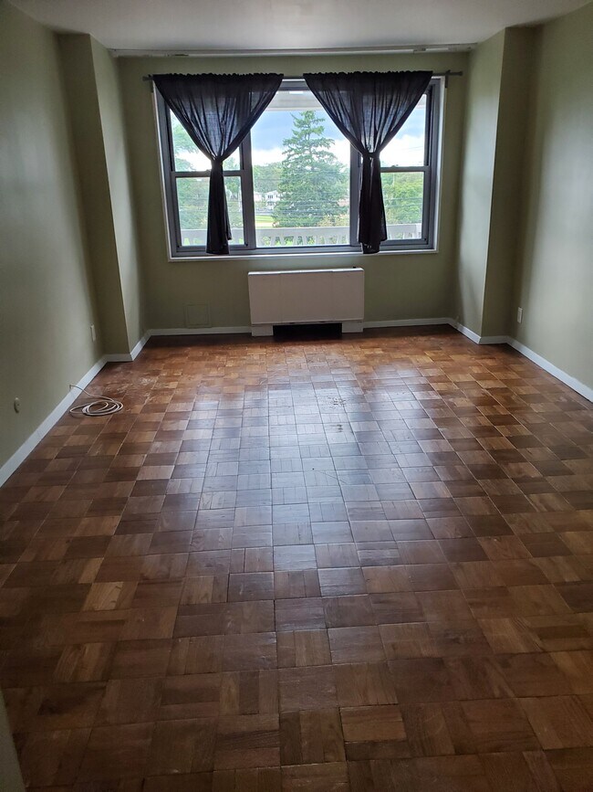 Building Photo - 2100 Linwood Ave