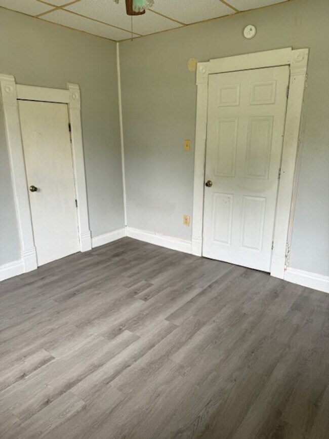 Foto del edificio - 2 bedroom 1 bath home close to downtown