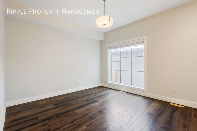 Building Photo - LUXURIOUS 3 BEDS/ 3.5 BATHS TOWNHOUSE WITH...