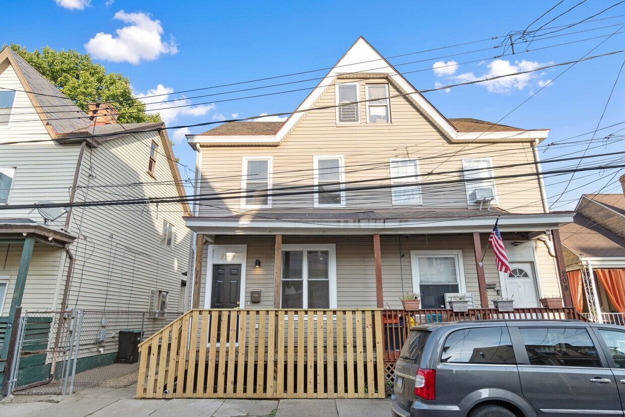 Foto principal - Beautifully renovated 4 bed, 2.5 bath, loc...