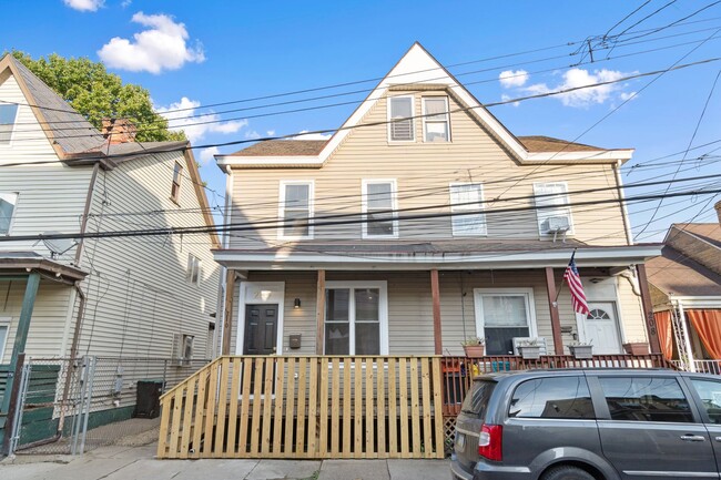 Building Photo - Beautifully renovated 4 bed, 2.5 bath, loc...