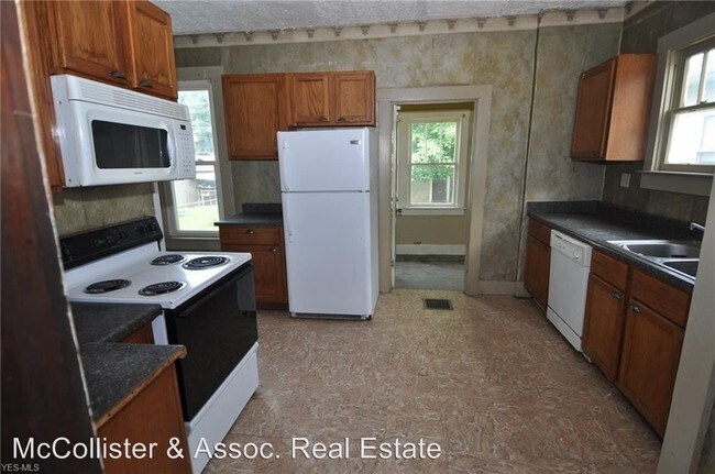 Building Photo - 3 br, 1 bath House - 795 Larzelere Avenue