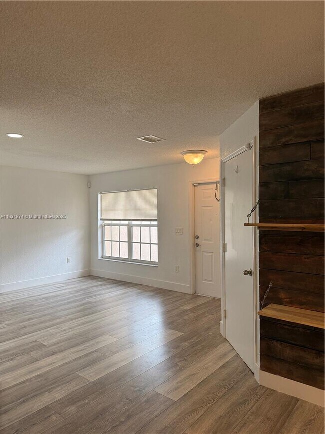 Foto del edificio - 8992 NW 53rd St
