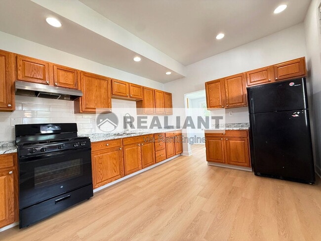 Building Photo - 124 W 31st St