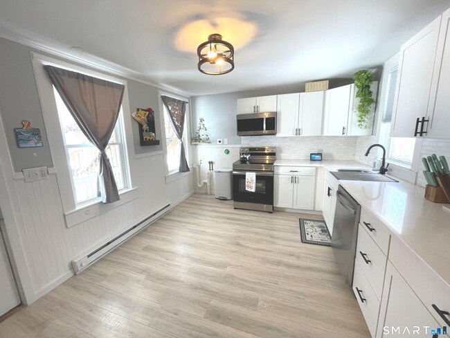 Building Photo - 194 School St