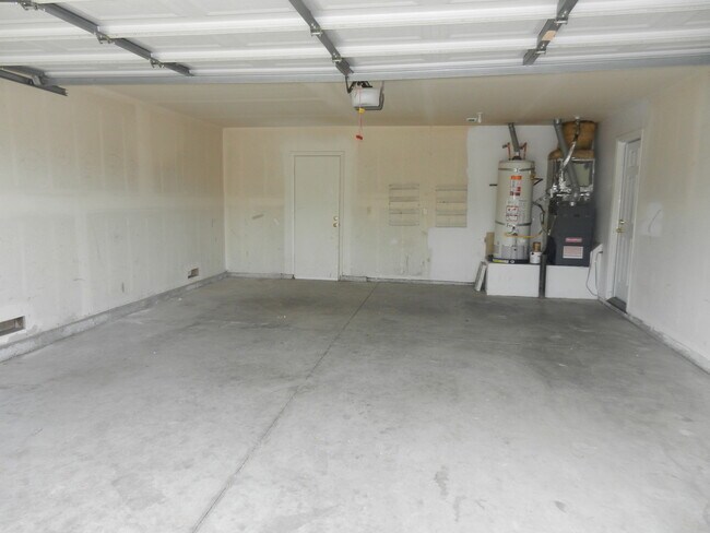 Foto del edificio - Available NOW!