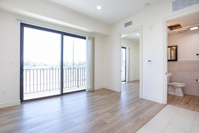 Foto del edificio - 6825 Whitsett Ave