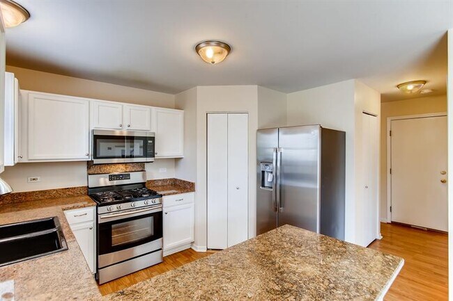 Building Photo - 5906 Lake Pointe Dr
