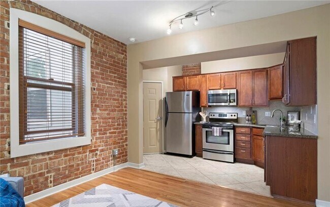 Building Photo - High-End Comfort in Every Detail