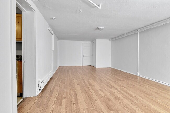 Foto del edificio - $1,395.00, 1 bed, 1 bath newly renovated b...