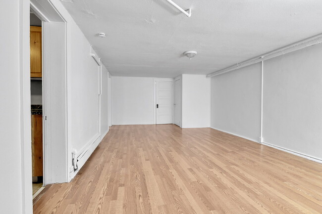Building Photo - $1,395.00, 1 bed, 1 bath newly renovated b...